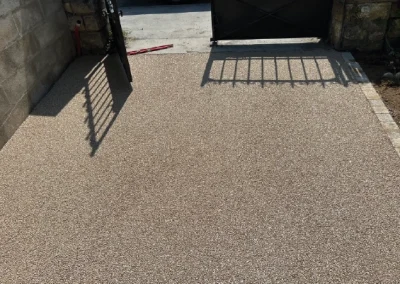 Allée en moquette de pierre crème