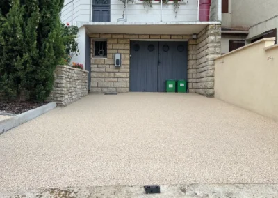 allée en résine gravillonnée