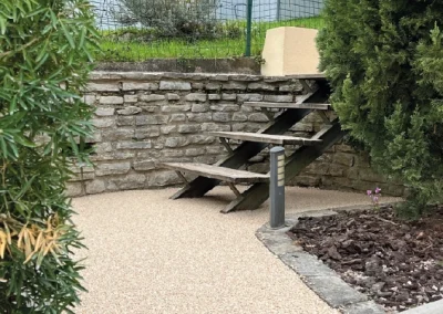 allée et marches en résine gravillonnée