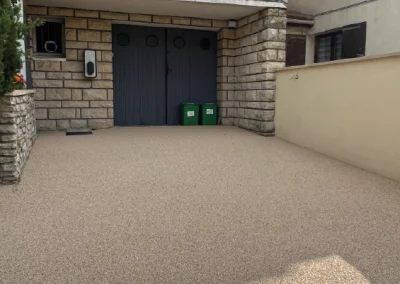 allée pour voiture en résine avec gravillon