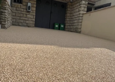 Zoom sur une allée de voiture en moquette de pierre dans l'oise